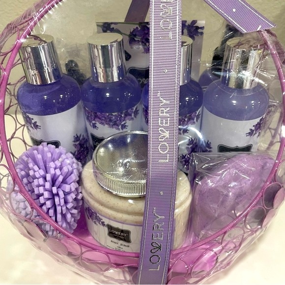 Lavender Spa Gift Basket Set for Relaxation - Picture 3 of 5